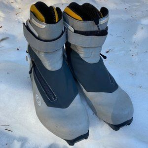 Salomon cross country skate ski boots SNS pilot bindings size 39 1/3 EU, 7.5 US